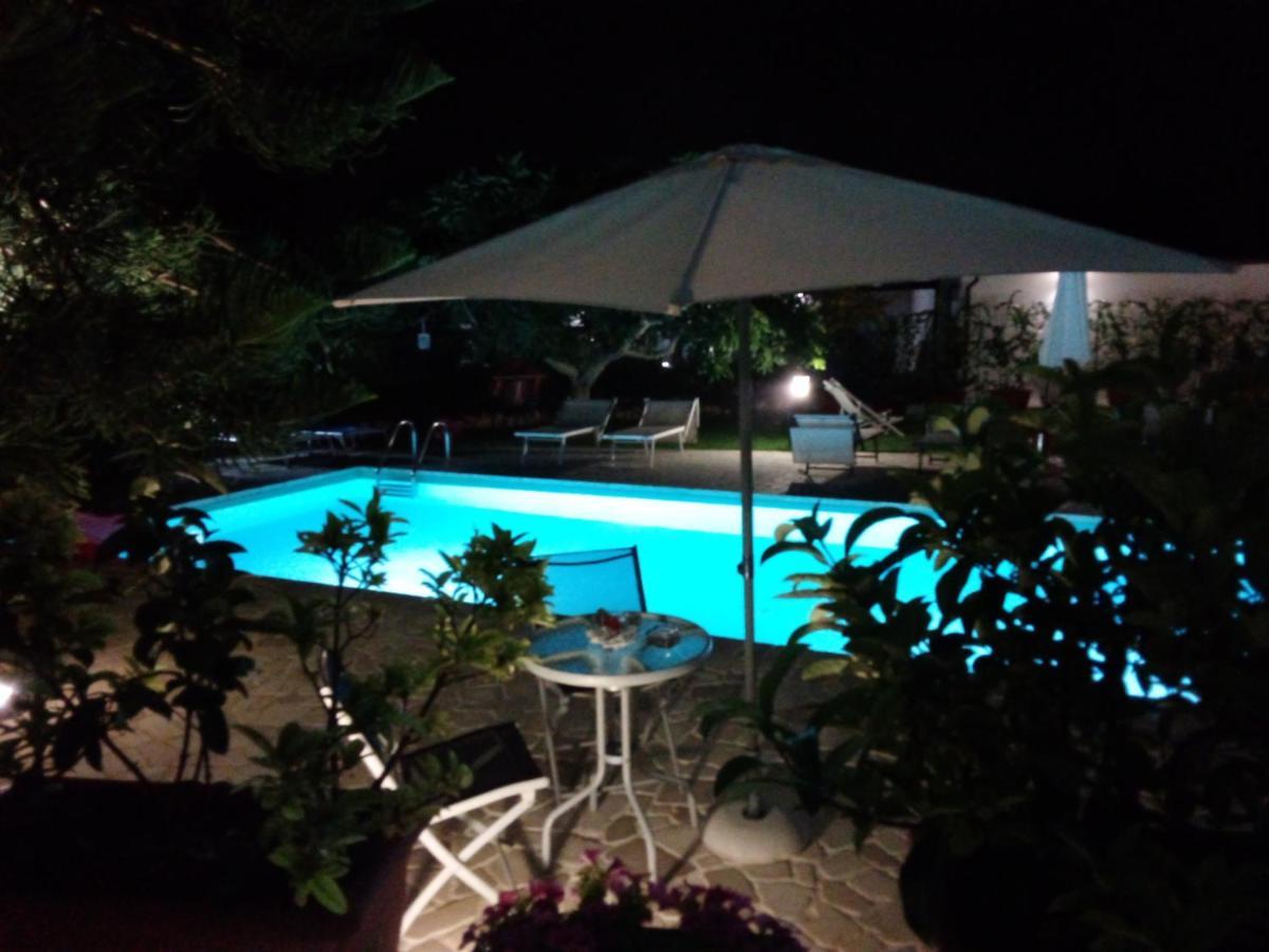 Casa Vacanza Augusto ウッジャーノ・ラ・キエーザ エクステリア 写真
