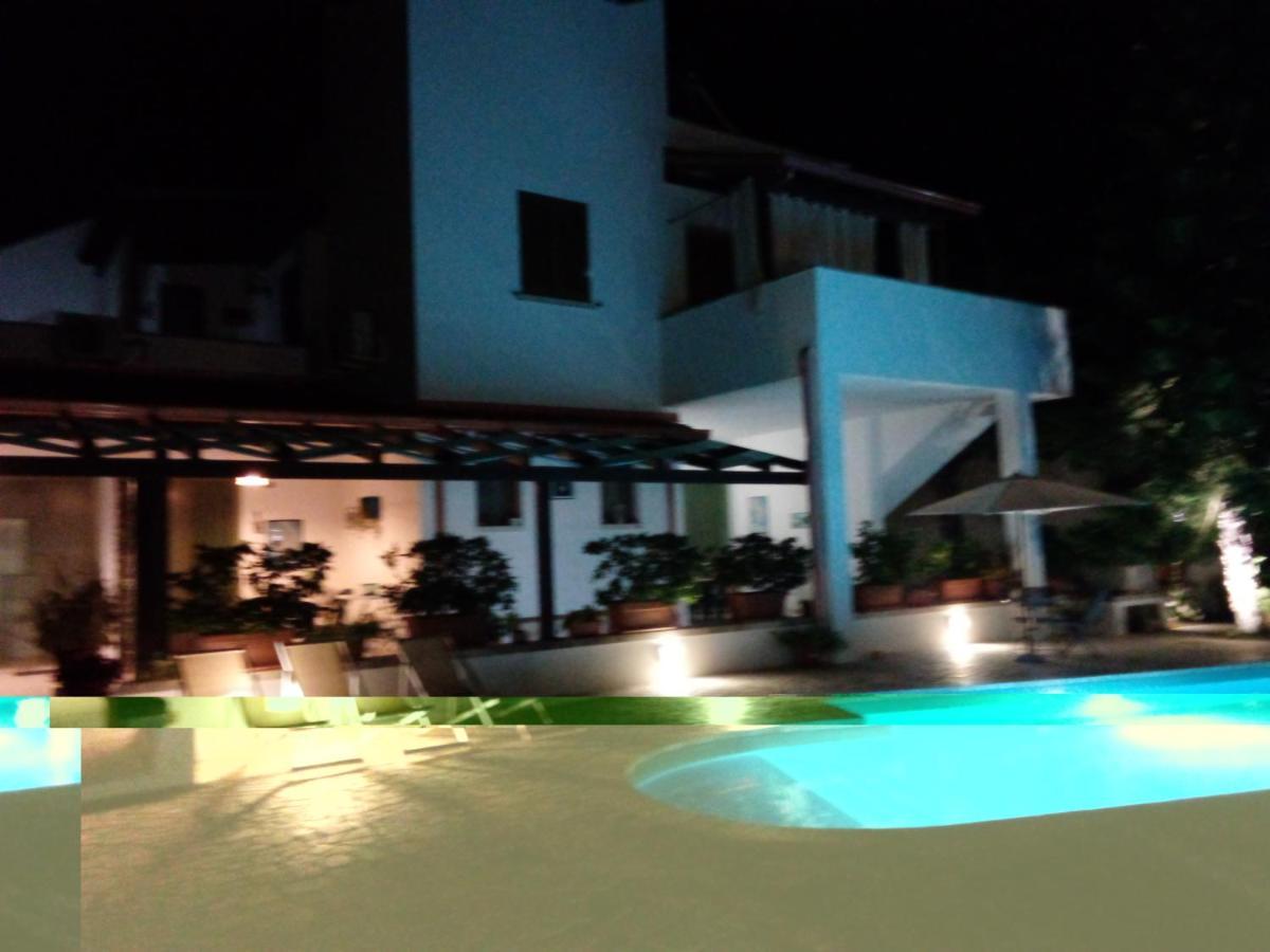 Casa Vacanza Augusto ウッジャーノ・ラ・キエーザ エクステリア 写真