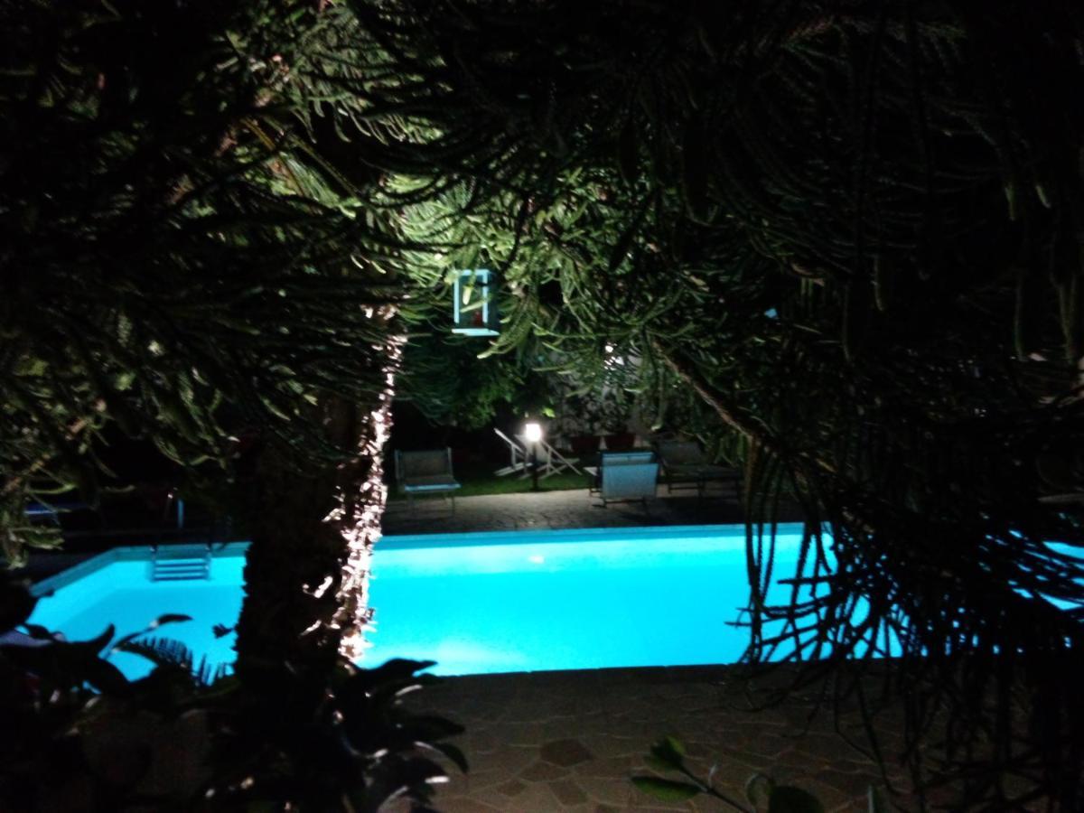 Casa Vacanza Augusto ウッジャーノ・ラ・キエーザ エクステリア 写真