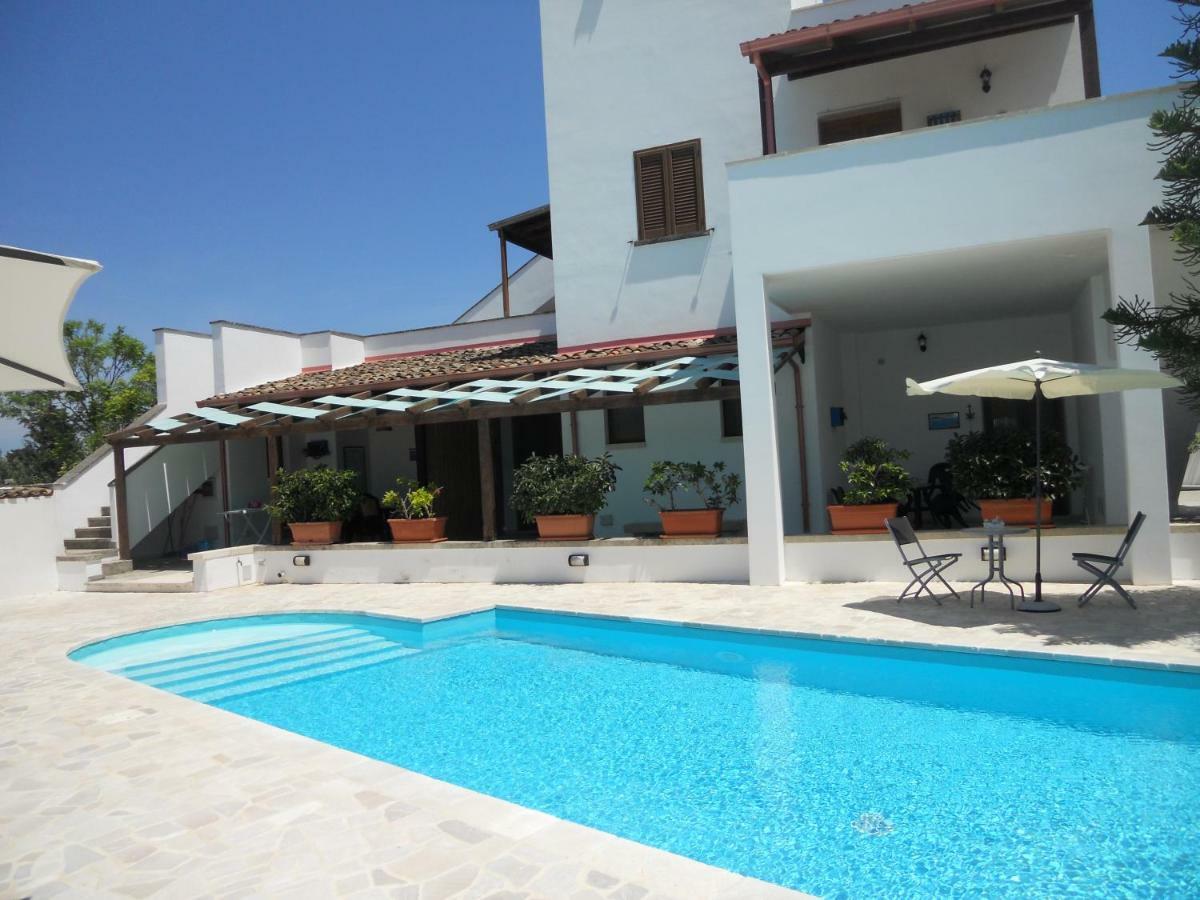 Casa Vacanza Augusto ウッジャーノ・ラ・キエーザ エクステリア 写真